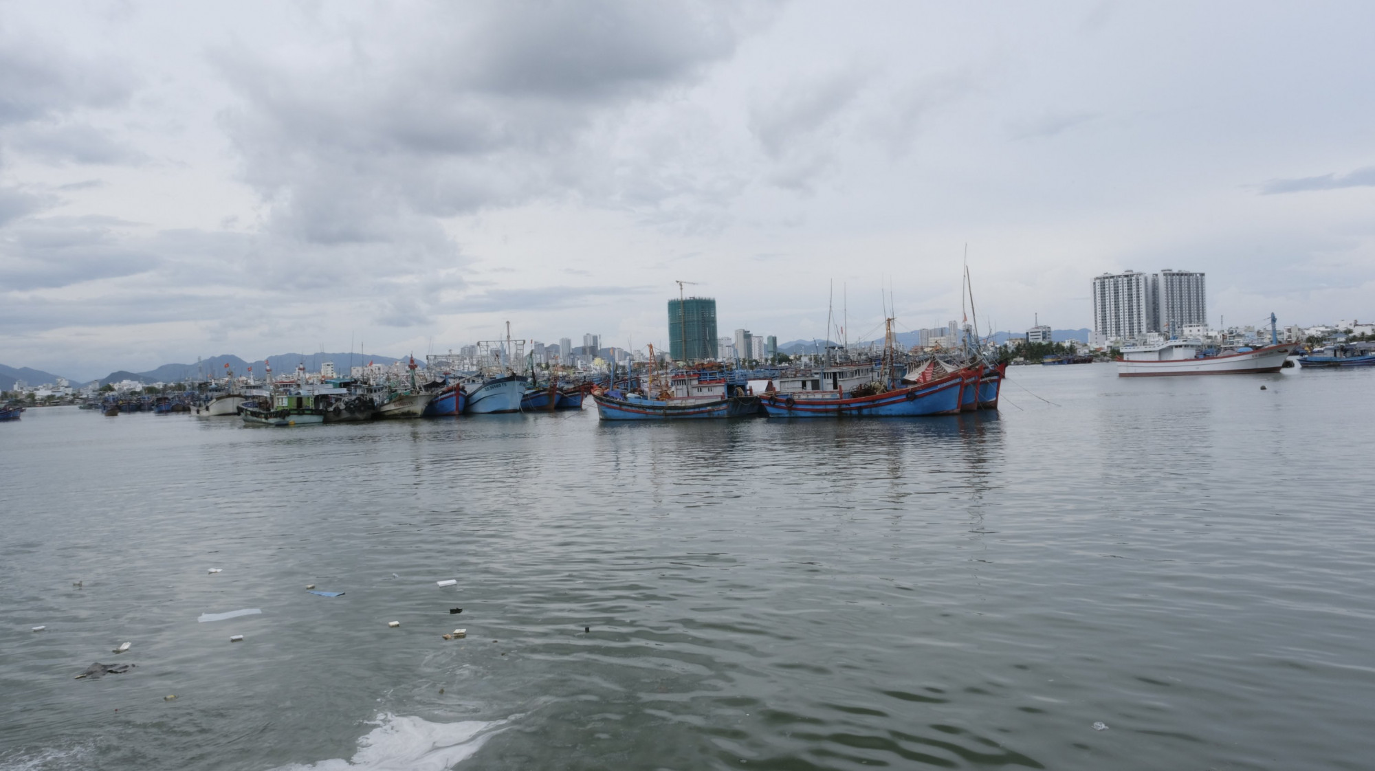 Tàu thuyền vào neo đậu tại cảng Hòn Rớ, TP. Nha Trang, tỉnh Khánh Hòa để tránh trú bão