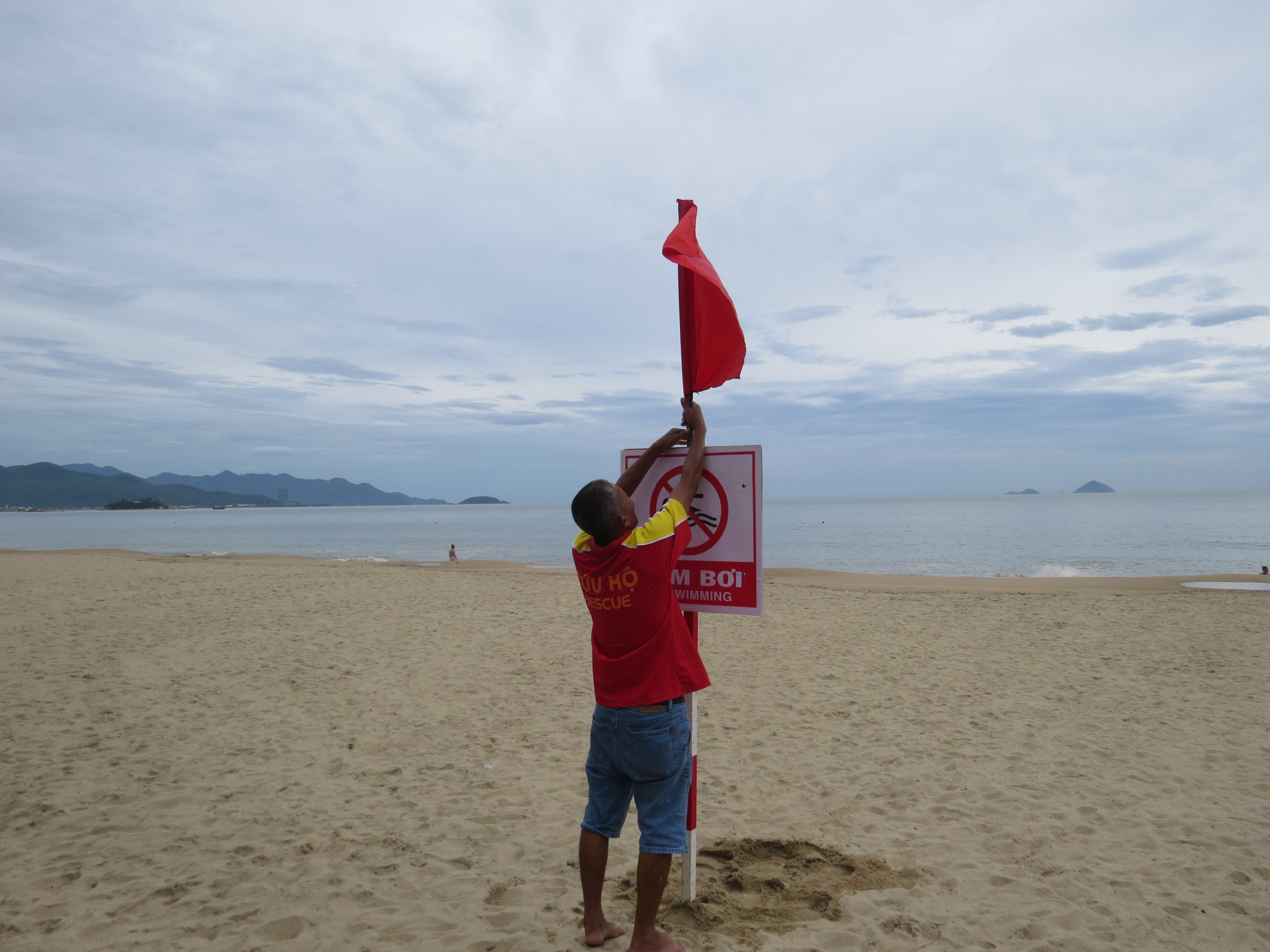 Lực lượng cứu hộ cắm biển cảnh báo cấm bơi lội tại bờ biển Nha Trang