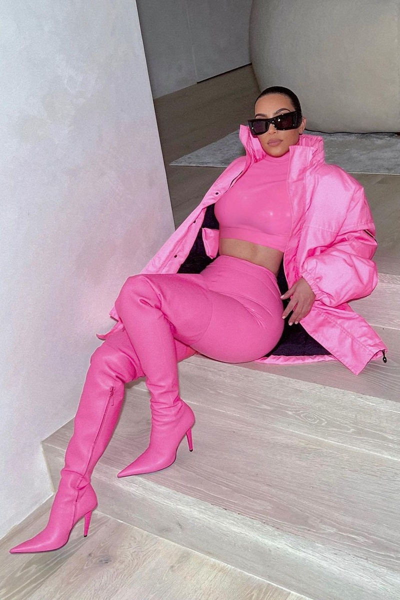 Kim Kardashian phát cuồng với sắc hồng.