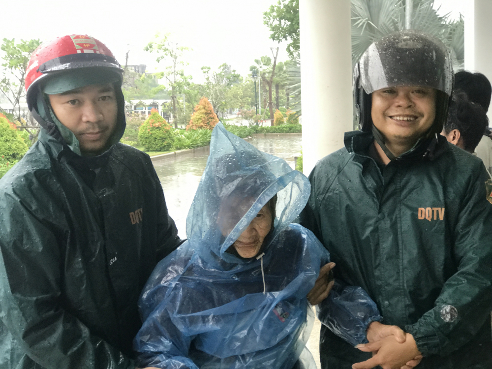 Người già, trẻ em ở xã Bình Đông, H.Bình Sơn, tỉnh Quảng Ngãi được đưa đi sơ tán - ẢNH: THANH VẠN
