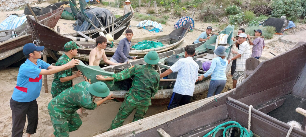 Bộ đội cùng người dân xã Vinh Xuân (H.Phú Vang, tỉnh Thừa Thiên - Huế) đưa ghe thuyền vào khu tránh bão - Ảnh: Thuận Hóa