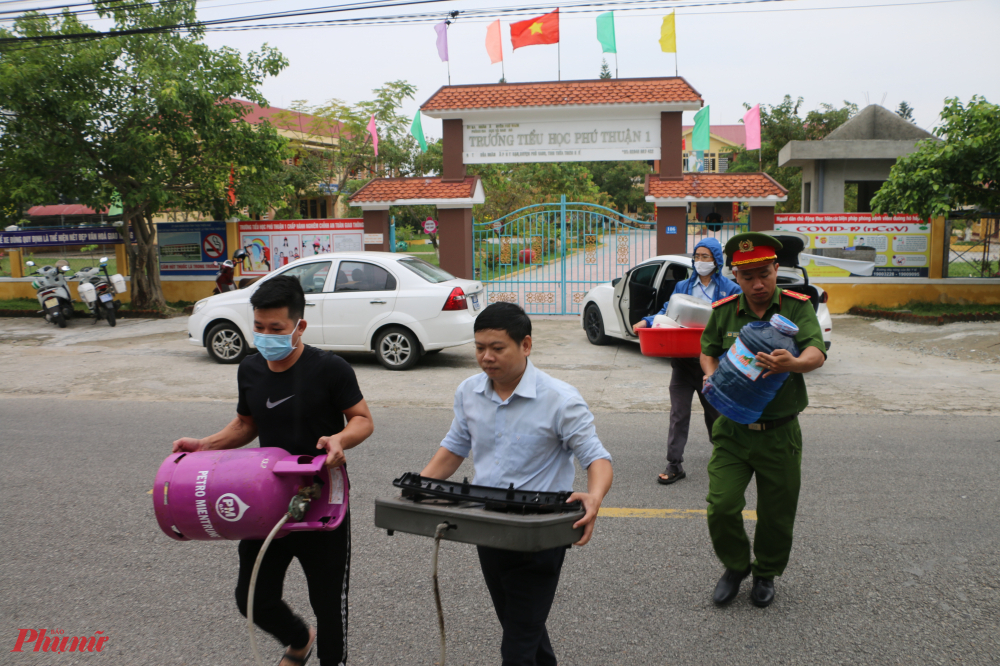 Người dân xã Phú Thuận giúp dân vận chuyển nhu yếu phẩm đến khu vực tránh trú bão tại trường mầm non xã Phú Thuận