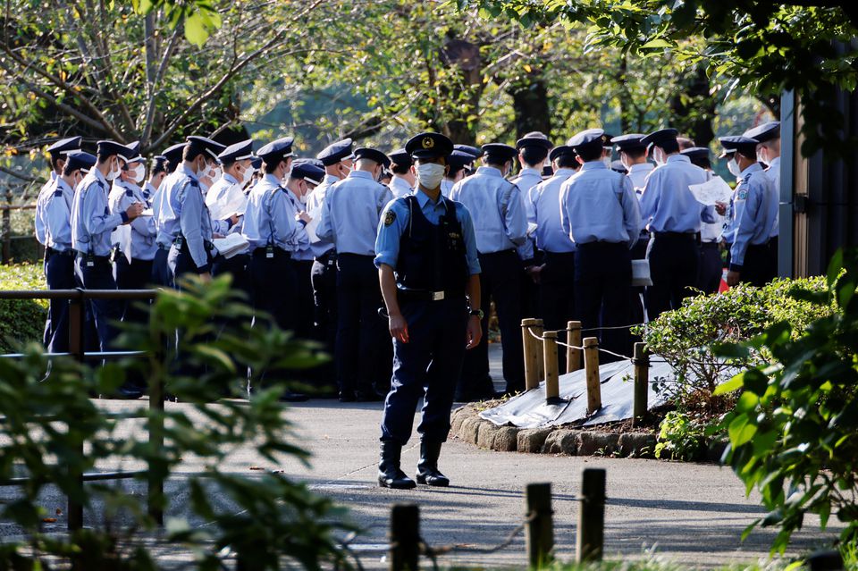 Các nhân viên cảnh sát trao đổi kế hoạch an ninh ở cổng vào hướng về Nippon Budokan Hall