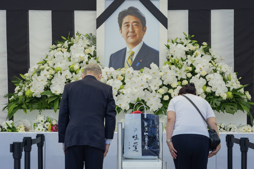 Người đưa tiễn để lại hoa và bày tỏ lòng kính trọng đối với cựu Thủ tướng Nhật Bản Shinzo Abe bên ngoài Hội trường Nippon Budokan ở Tokyo hôm 27/9