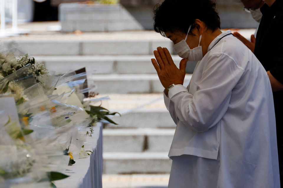 Một người thương tiếc bày tỏ sự kính trọng tại bàn thờ ông Abe bên ngoài Nippon Budokan Hall