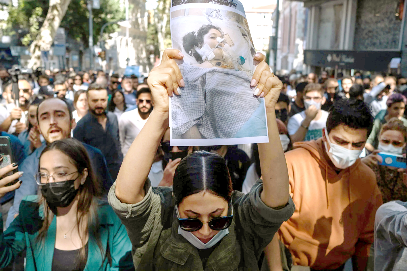 Người Iran cầm ảnh của Mahsa Amini trong một cuộc biểu tình sau khi cô qua đời ở Istanbul, Thổ Nhĩ Kỳ, vào ngày 20/9 - ẢNH: REDUX