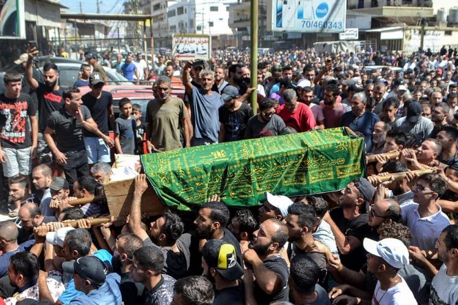 Những người đưa tang diễu hành với thi thể một nạn nhân ở Lebanon, người bị chết đuối trong một vụ đắm tàu ​​ngoài khơi bờ biển Syria, vào ngày 24 tháng 9 năm 2022. ẢNH: AFP