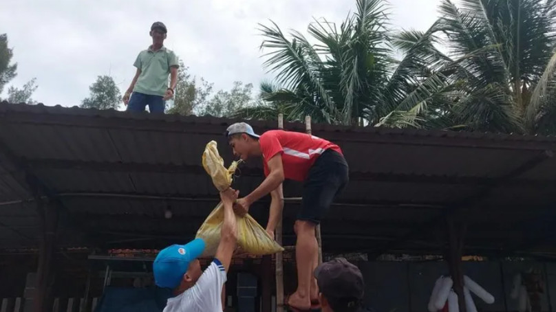 Người dân Quảng Nam gia cố nhà cửa để phòng, chống bão Noru
