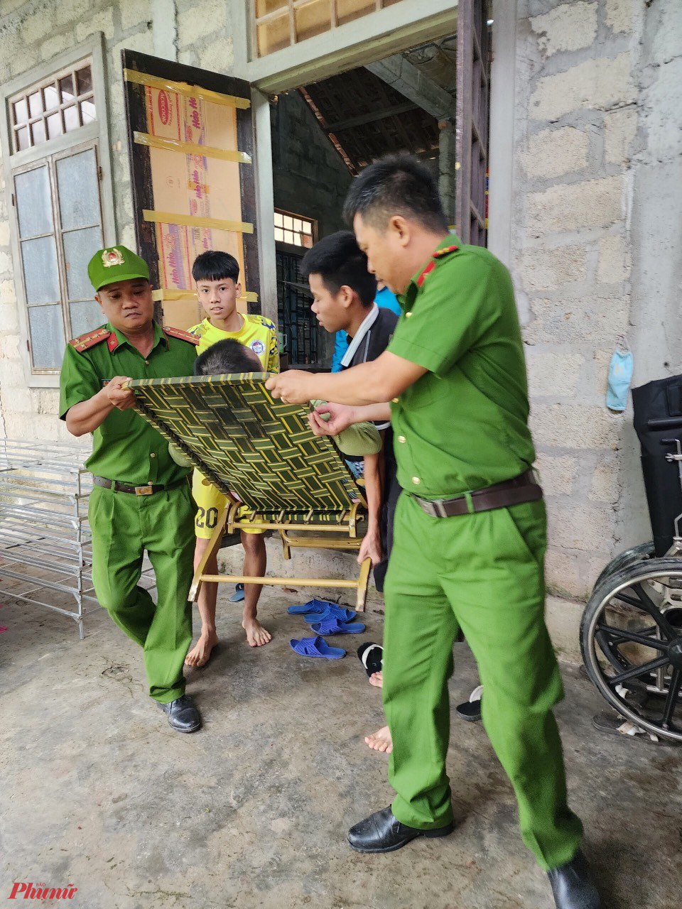Rừ sáng sớm côn an Thị xã Hương Thủy đã triển kjai về các xã xung yếu đưa người bệnh đến nơi tránh trú bão an toàn