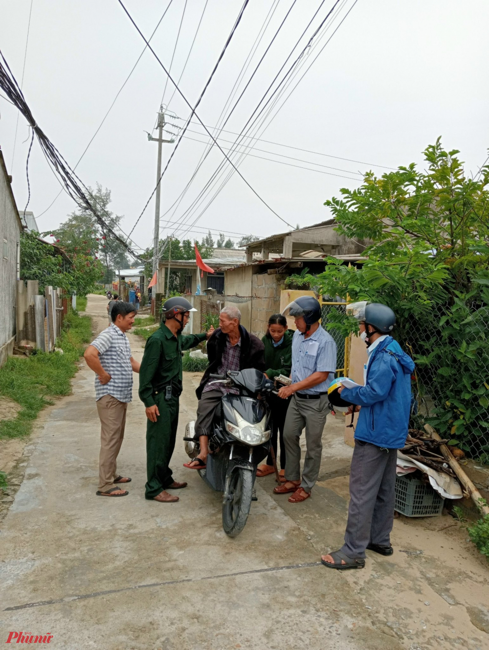 Cũng tại xã Phú Mỹ huyện Phú Vang từ sáng sớm các lực lượng đã thống kê danh sách các cụ già yếu ở những ngôi nhà tạm để tranh thủ 'thời gian vàng' để đưa các cụ đi tránh trú bão