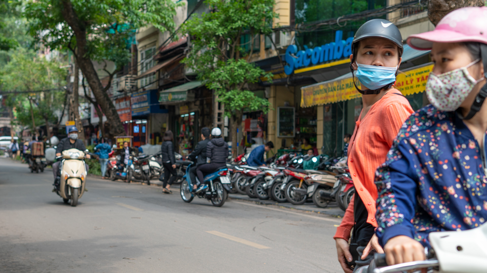 Nếu địa điểm gửi xe ngoài chung cư không xa, giá không quá cao. Bạn có thể cân nhắc. Trường hợp ngược lại, bạn cần tự hỏi 'mình có nhất thiết mua căn hộ này không? Việc di chuyển quá xa từ nhà đến điểm giữ xe có bất tiện không? Dù không hẳn là yếu tố quan trọng nhưng điều này sẽ giúp bạn có góc nhìn rộng hơn về căn hộ chung cư muốn mua.  