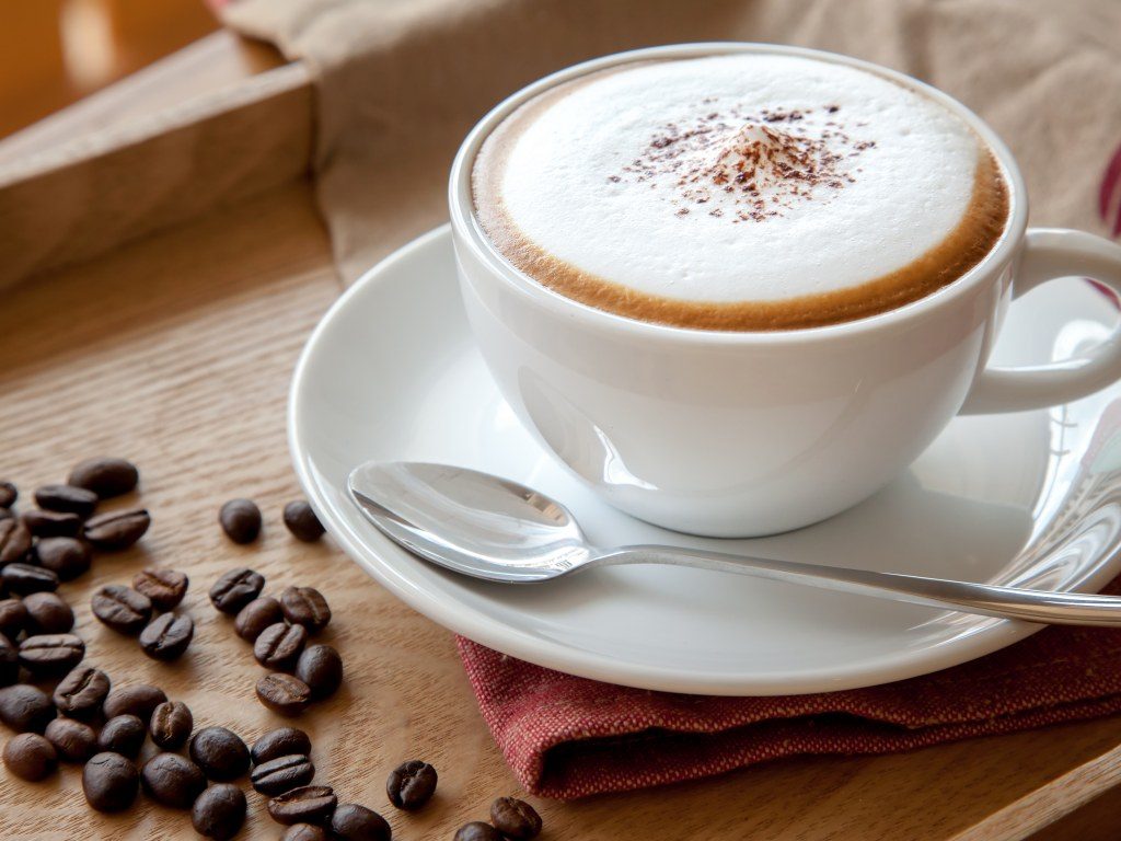 Nếu bạn vẫn cần caffeine và tăng cường trao đổi chất, hãy uống Americano thay vì latte hoặc cappucino. Lượng calo bổ sung sẽ không tốt cho quá trình tập luyện của bạn.