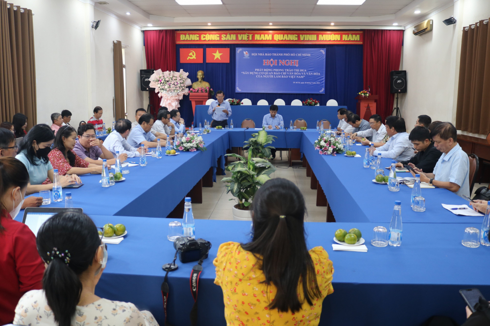 Nhà báo Nguyễn Tấn Phong - Phó Chủ tịch thường trực Hội Nhà Báo TP.HCM  thông tin về các nội dung giao ước thi đua sẽ được ký kết tại hội nghị.
