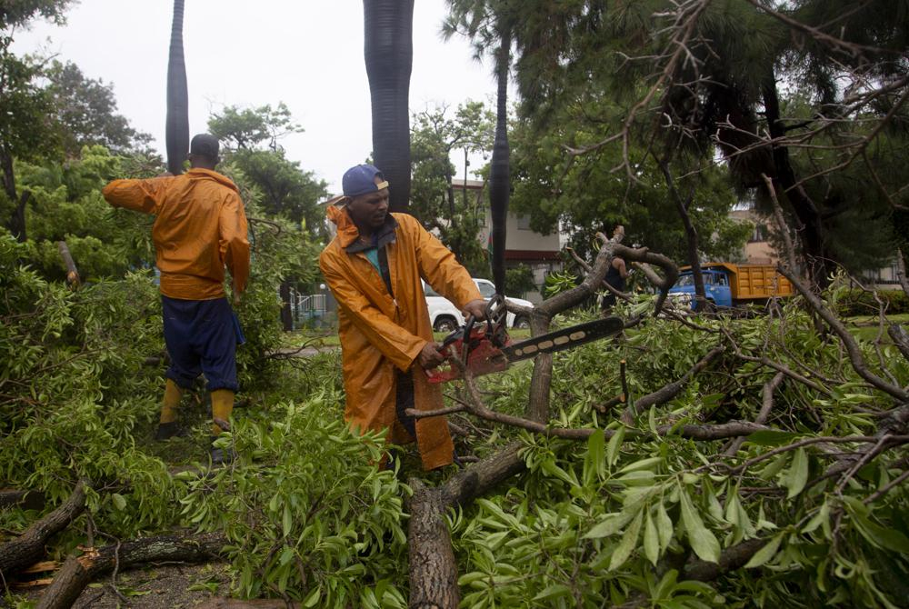 Nhân viên xã hội ở Havana dọn cây đổ do gió bão