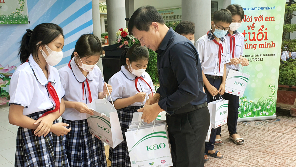 Đại diện nhà tài trợ Kao trao quà cho các em học sinh