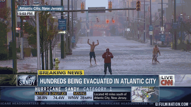Hình ảnh phóng viên Ali Velshi tường thuật từ hiện trường nơi bão Sandy đổ bộ được CNN phát trực tiếp trên TV ngày 30/10/2012 - Ảnh: 