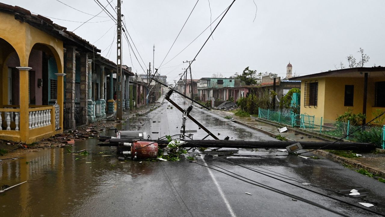 Một cột điện nằm trên đường phố ở Consolacion del Sur, Cuba, khi cơn bão Ian đi qua