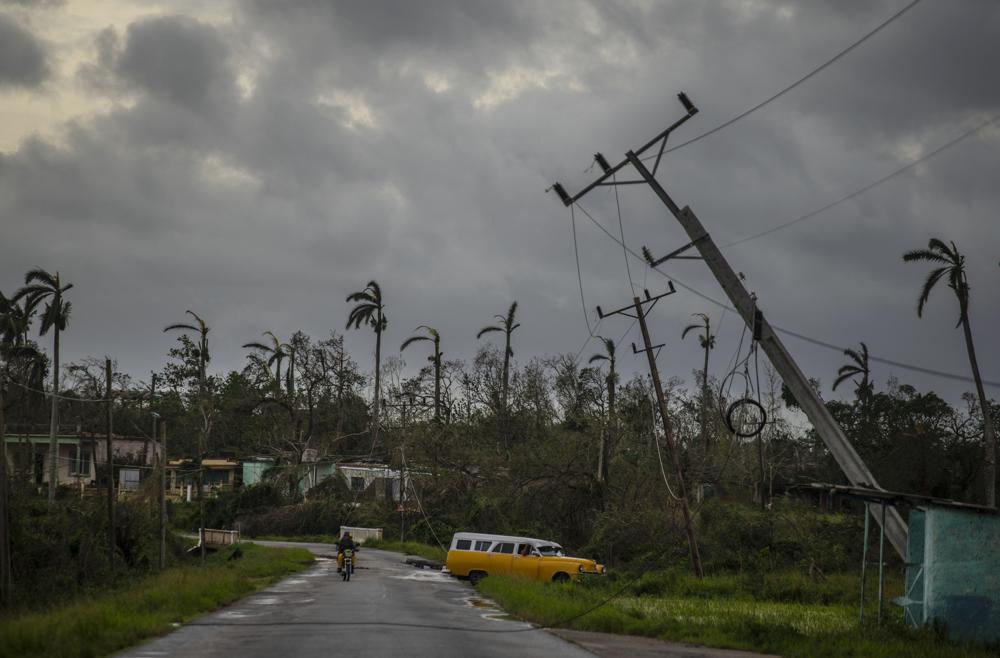 Các cột điện ở Pinar del Rio, Cuba ngả nghiêng do bão Ian 
