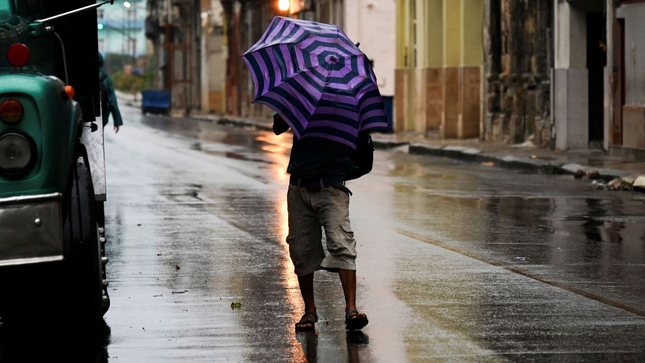 Một người đàn ông đi bộ trên một con phố ở Havana, Cuba, hôm 27/9 trong cơn bão Ian