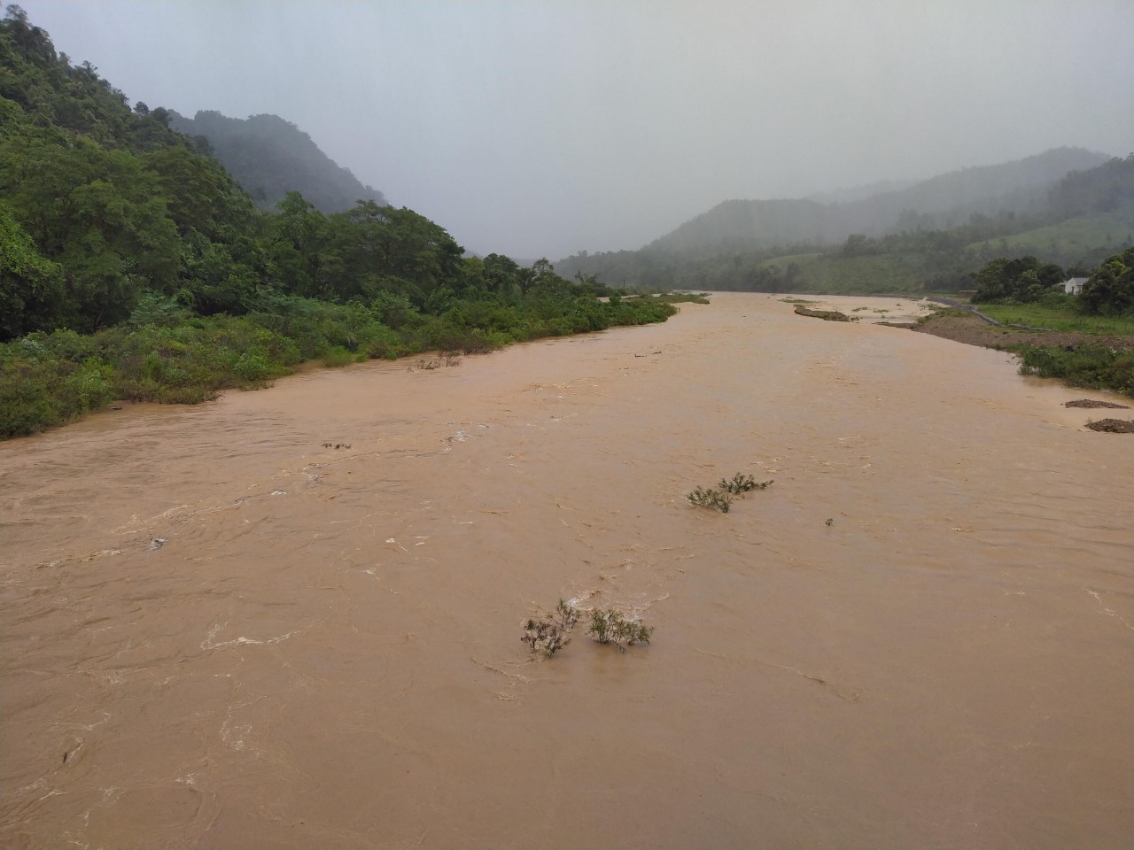 Nước lũ dang cao khiến giao thông vào các xã vùng cao huyện Hướng Hóa, Đakrông rất khó khăn 