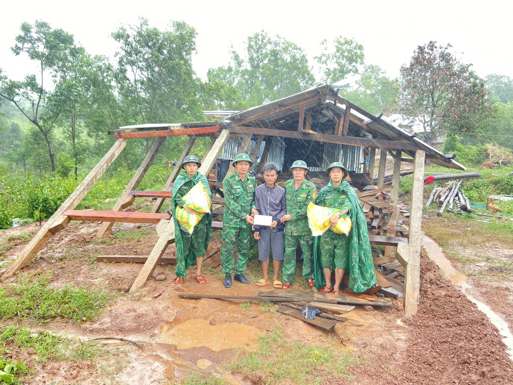 Bộ đội Biên Phòng Quảng Trị tặng quà cho bà con miền núi gặp khó khăn do mưa bão