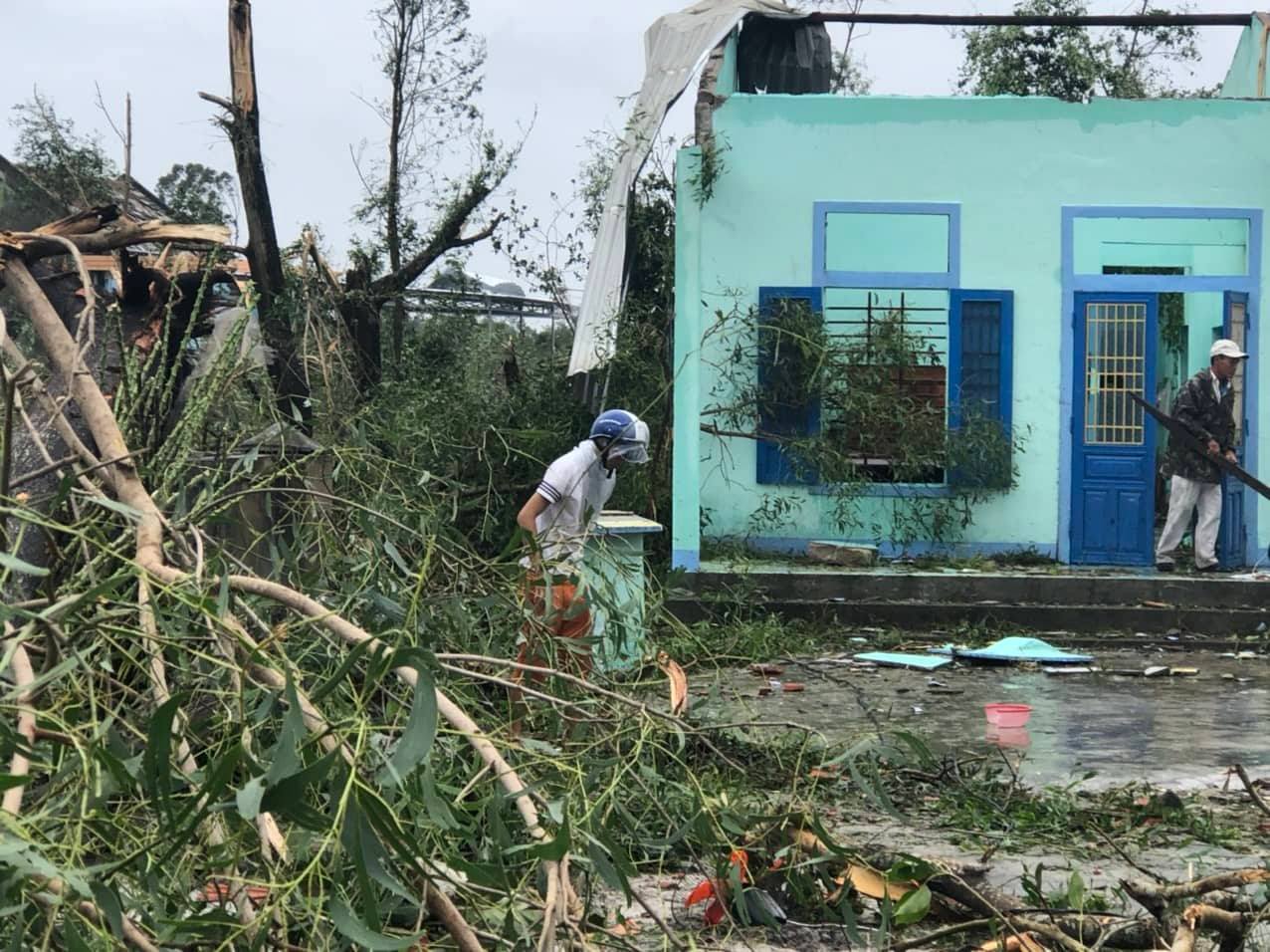 Do ảnh hưởng của bão số 4 đã khiến 10 nhả dân ở xã Vinh Xuân huyện Phú Vang (Thừa Thiên Huế) tốc mái.