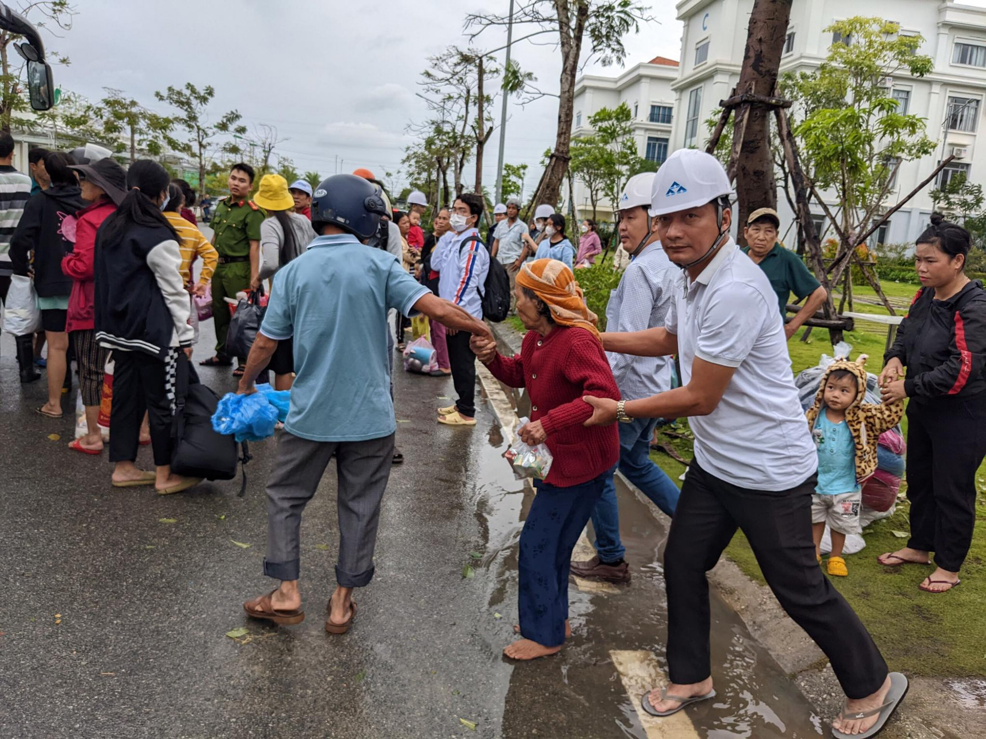 người dân tại xã Bình Đông huyện Bình Sơn trở về nhà sau bão