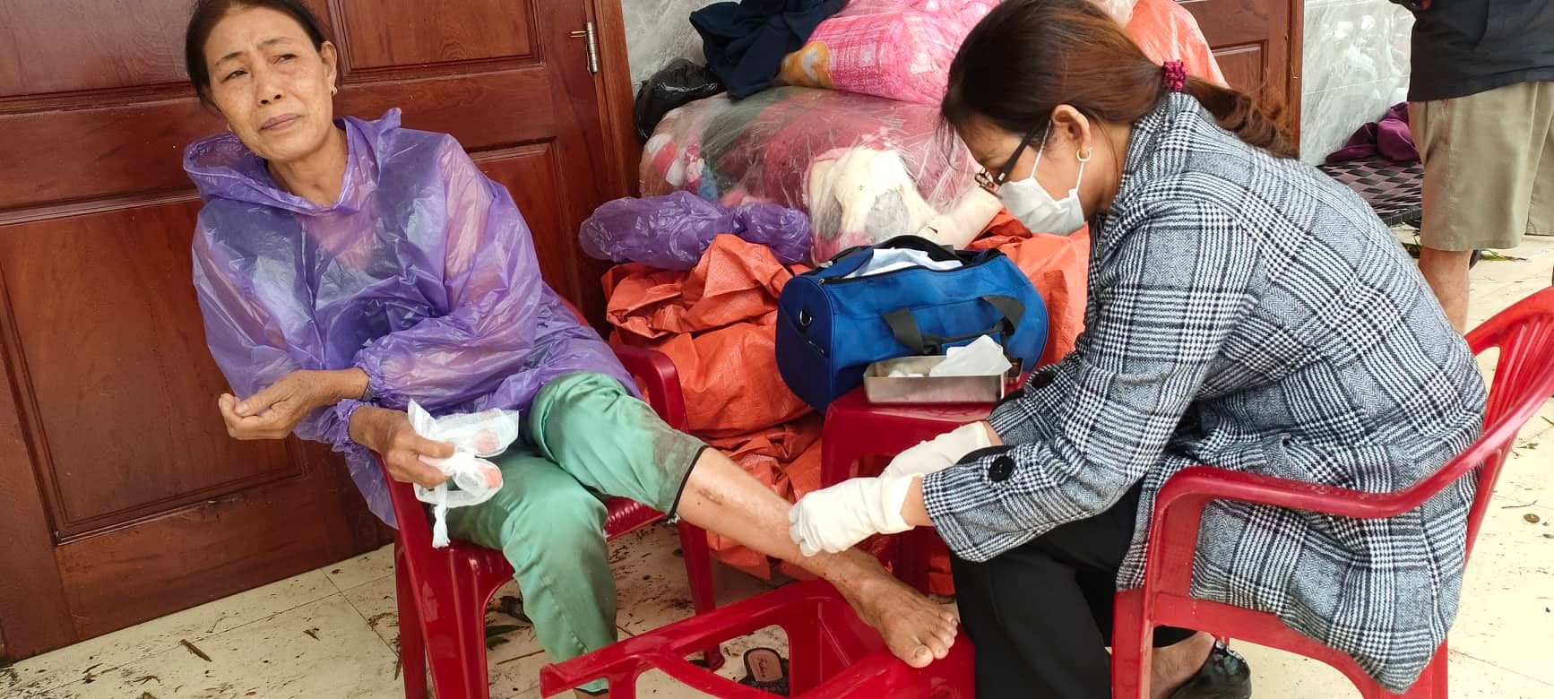 Bà Nguyễn Thị năm ở thôn Khánh Mỹ ngói đè bị thương ở chân
