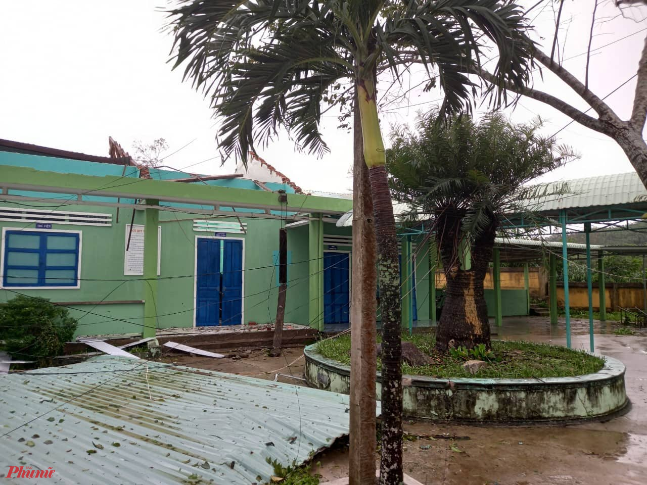 hưng phòng học của các trường THCS trên địa bàn huyện Xuy Xuyên, Quế Sơn bị tốc mái hoàn toàn trong bão Noru