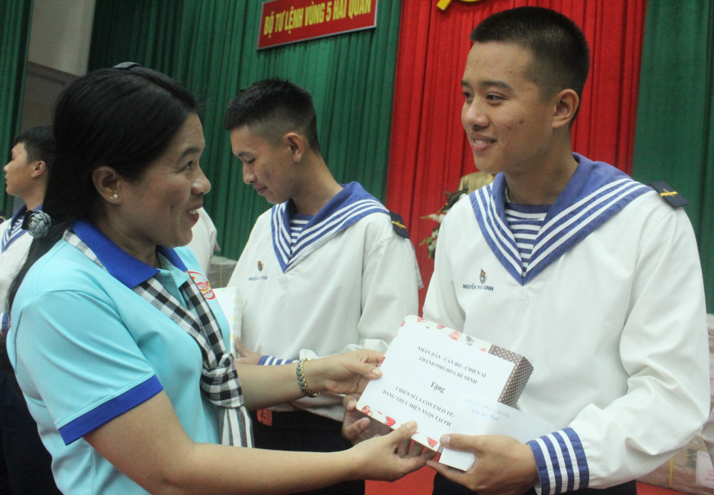 Chủ tịch Hội Liên hiệp Phụ nữ TPHCM tặng quà chiến sĩ Nguyễn Thái Bình.