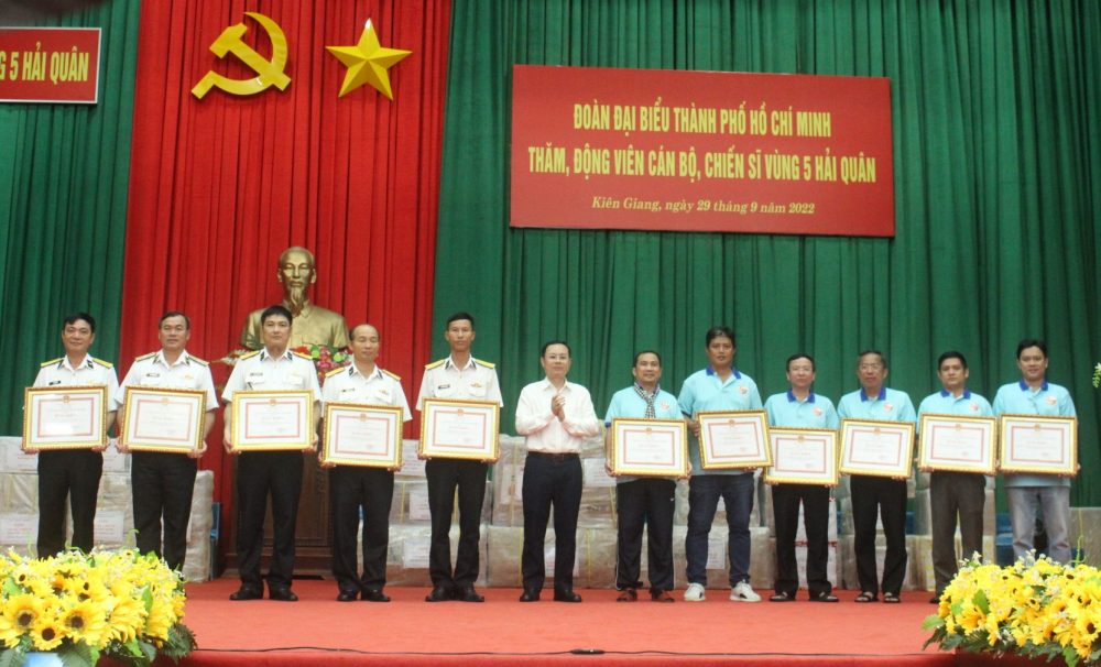 Phó bí thư Thành ủy TPHCM Nguyễn Văn Hiếu trao bằng khen của UBND TPHCM 