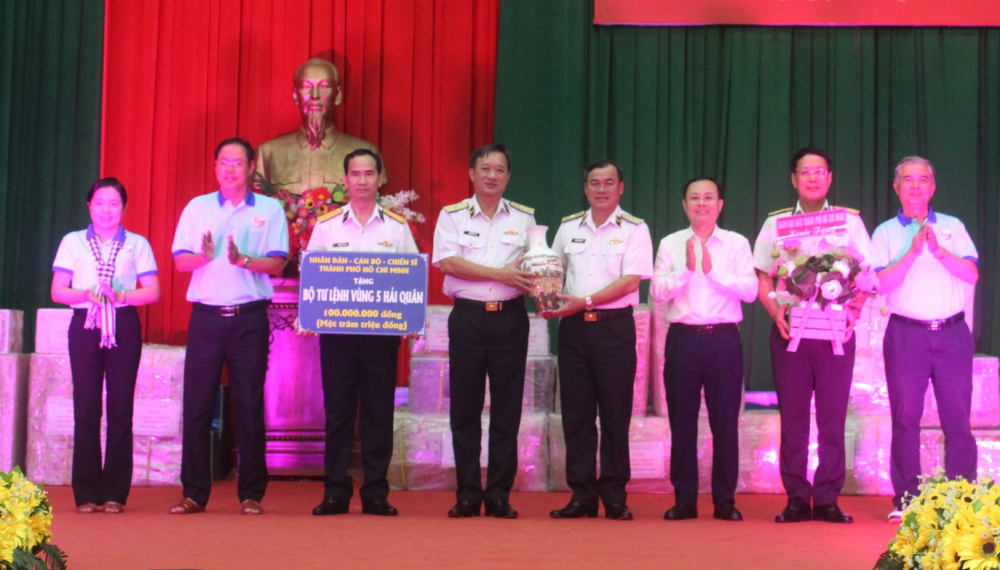 Lãnh đạo TPHCM tặng quà cán bộ, chiến sĩ Bộ Tư lệnh Vùng 5 Hải quân.
