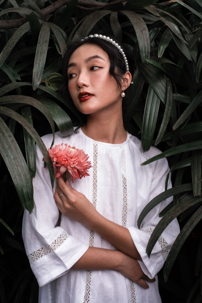Hoa tai vf băng đô ngọc trai được Linh Khiếu phối cùng áo dài linen trắng, tạo ên tổng thể hài hòa va tránh đơn điệu.
