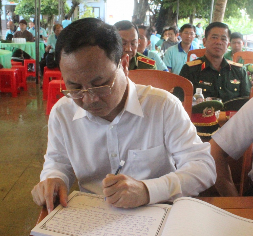 Phó bí thư Thành ủy TPHCM Nguyễn Văn Hiếu giới thiệu món quà TPHCM đặt riêng cho