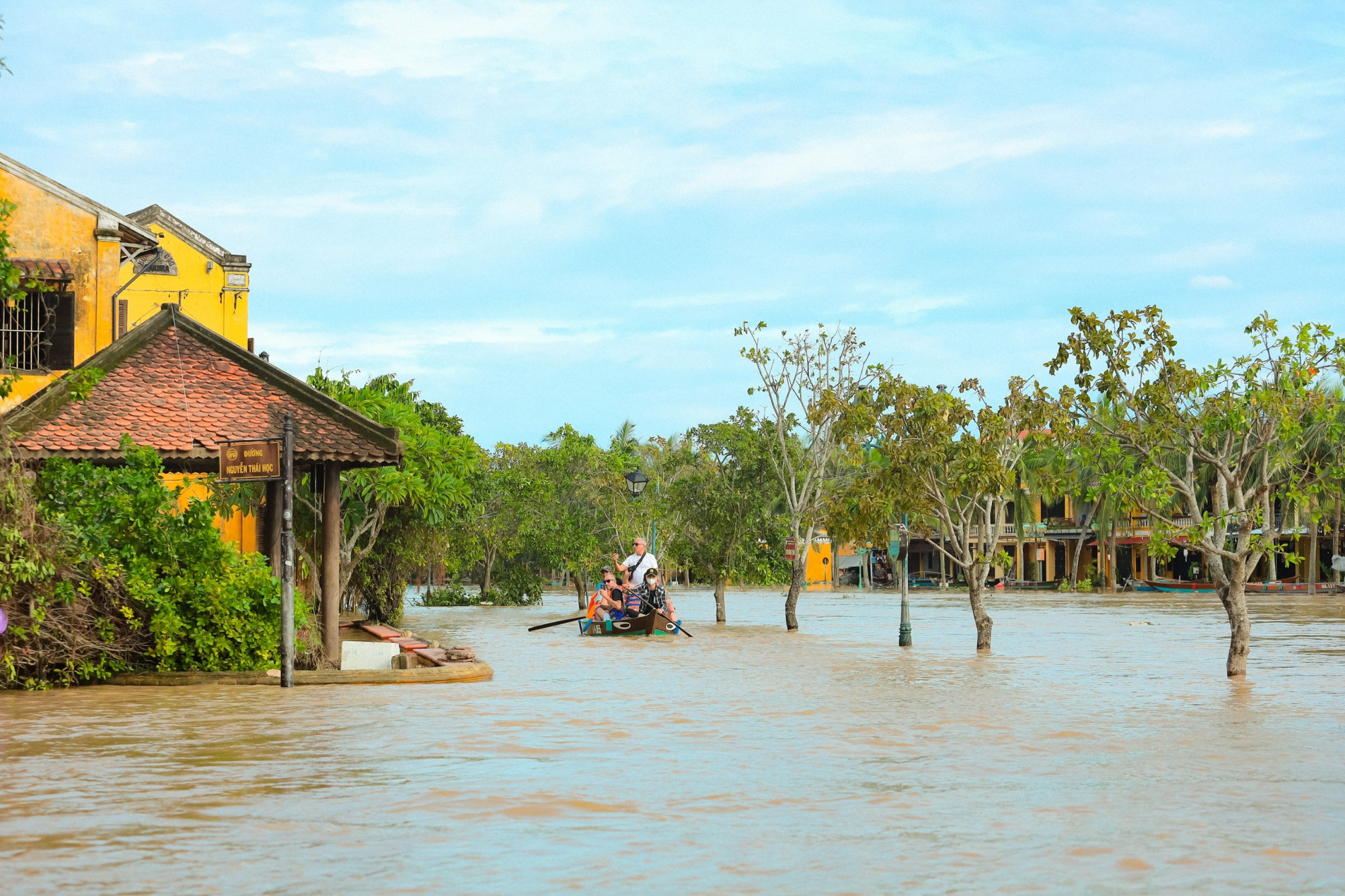 Một số du khách thuê thuyền để đi dọc theo những tuyến đường bị ngập lụt