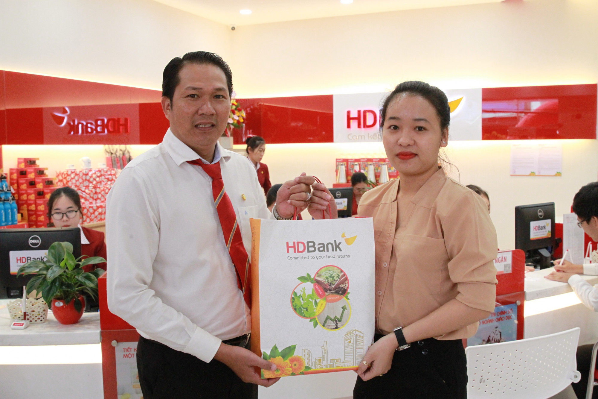 Nhân dịp khai trương trụ sở mới, HDBank Minh Diệu dành tặng những khách hàng địa phương tới giao dịch nhiều phần quà hấp dẫn, thiết thực - Ảnh: HDBank