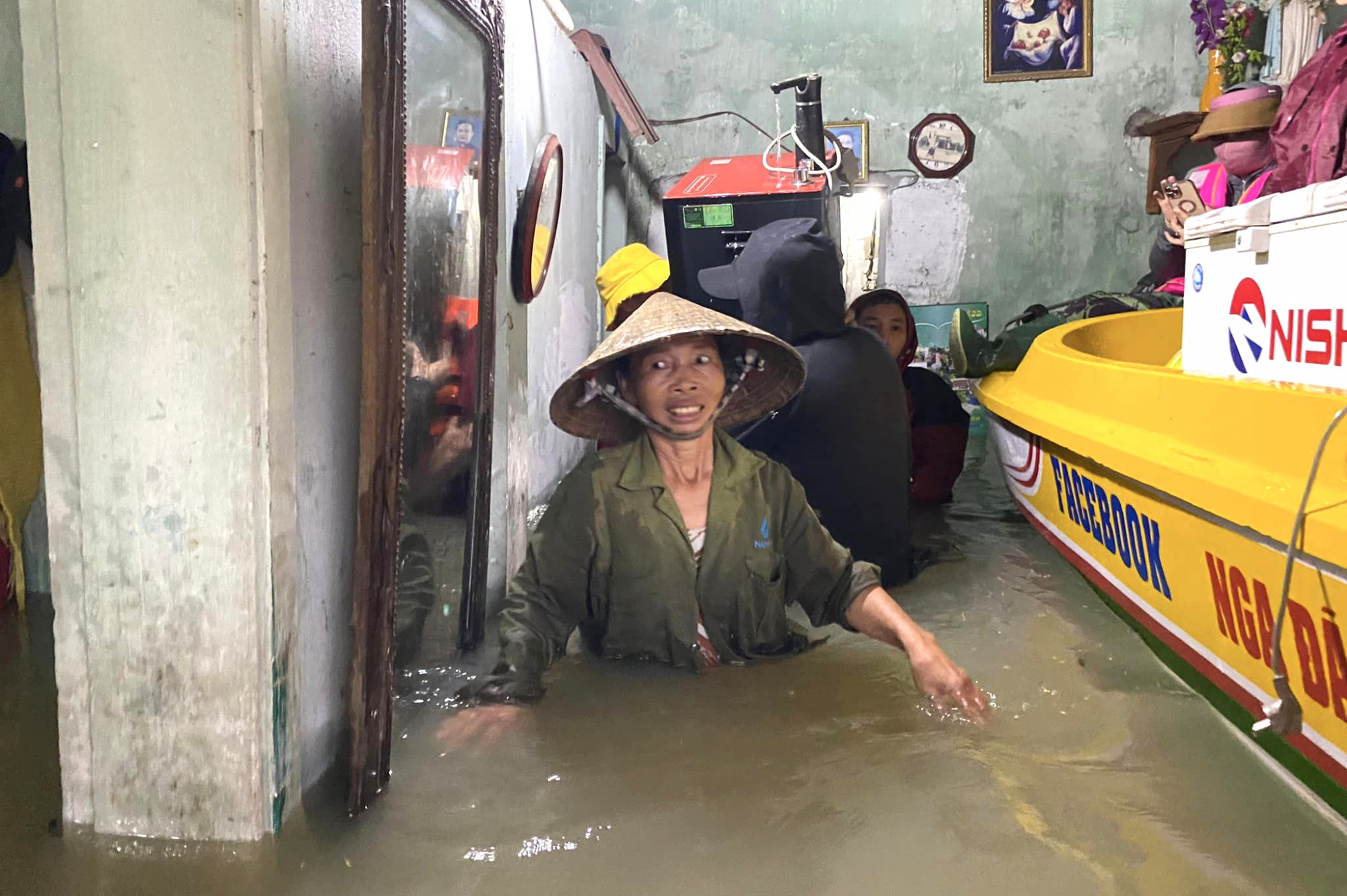 Mưa lớn khiến hàng ngàn nhà dân ở huyện Quỳnh Lưu bị ngập sâu