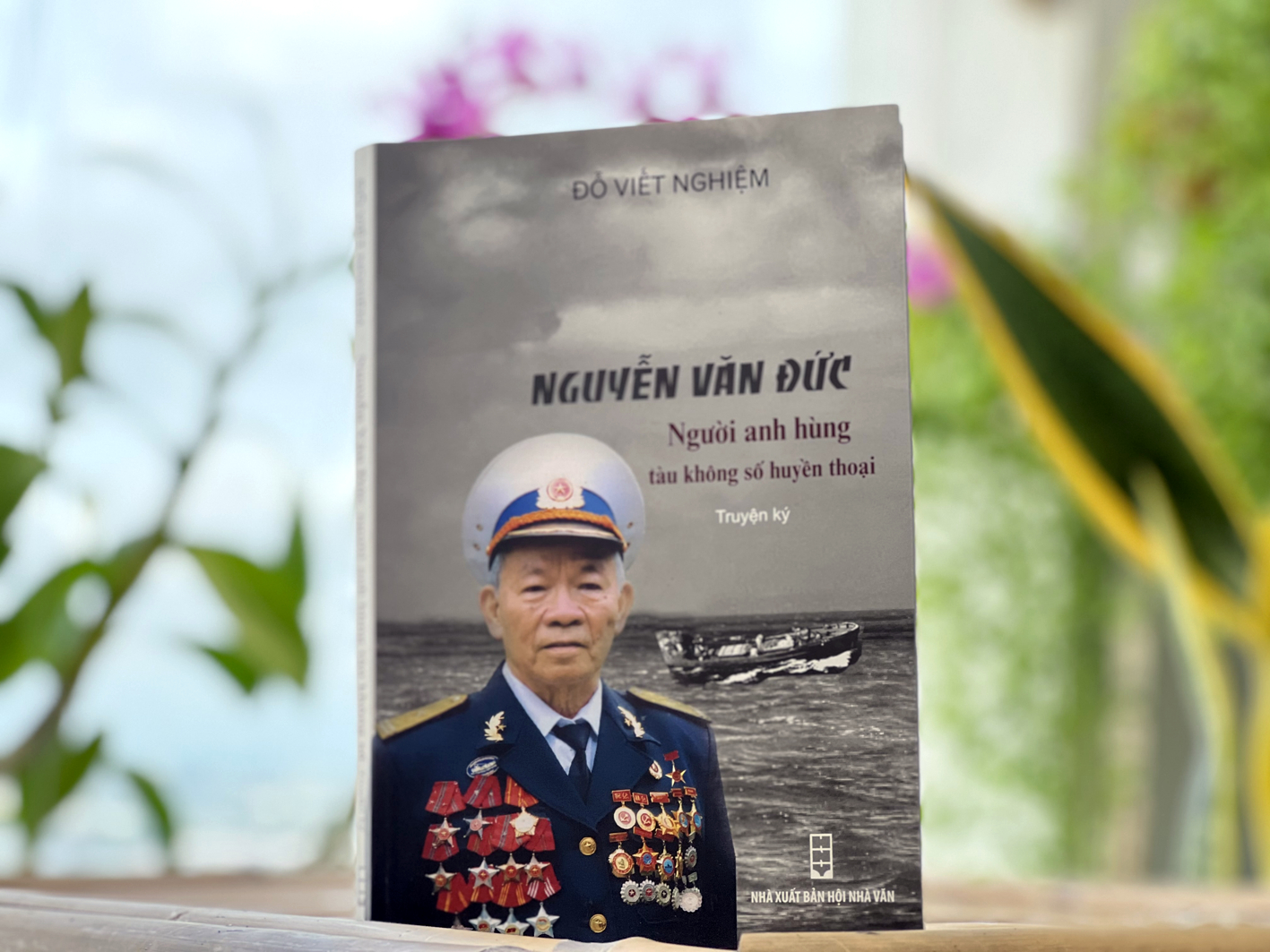 Truyện ký Nguyễn Văn Đức - Người anh hùng tàu không số huyền thoại 