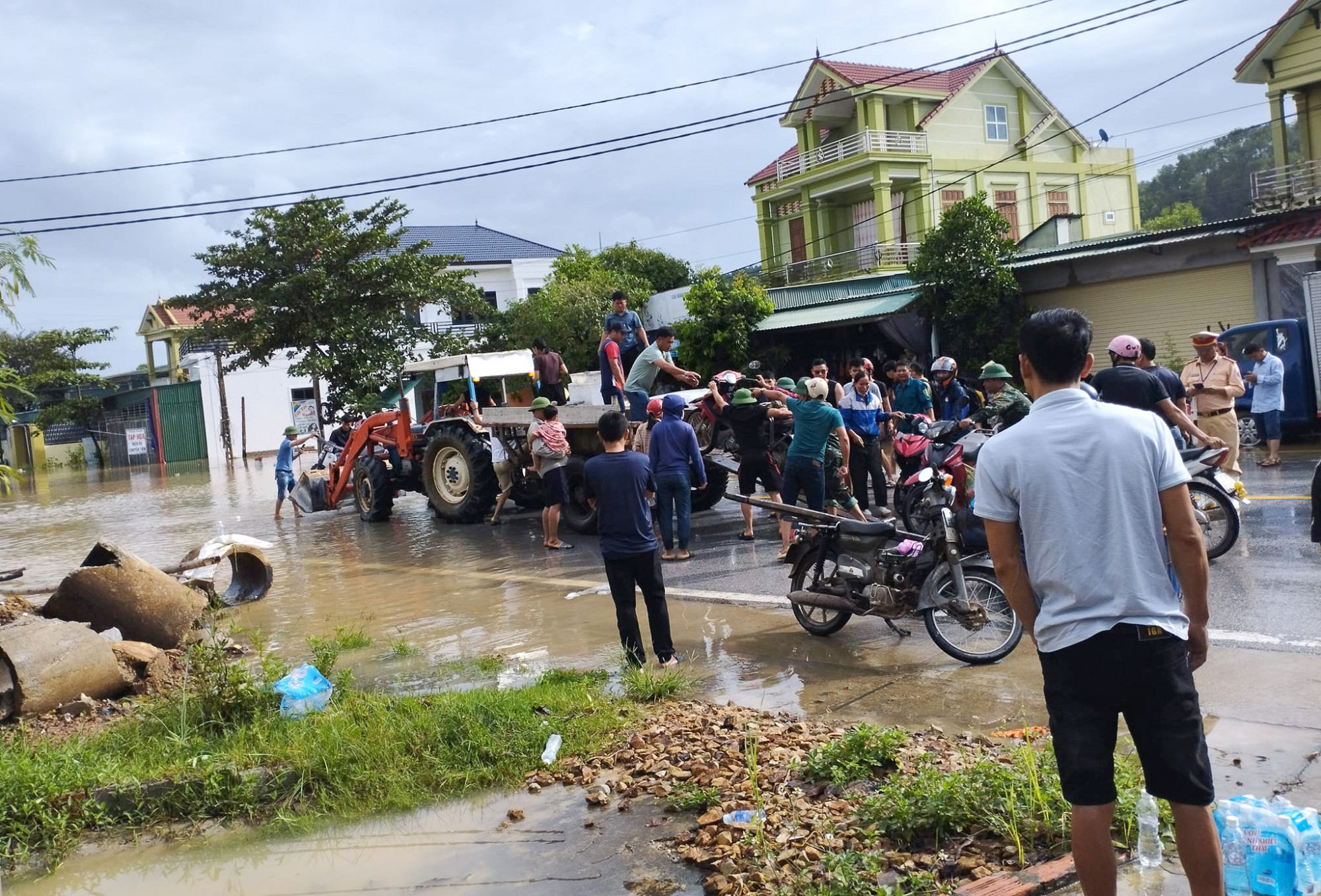 Người dân dùng xe máy cày vận chuyển xe máy qua khu vực bị ngập