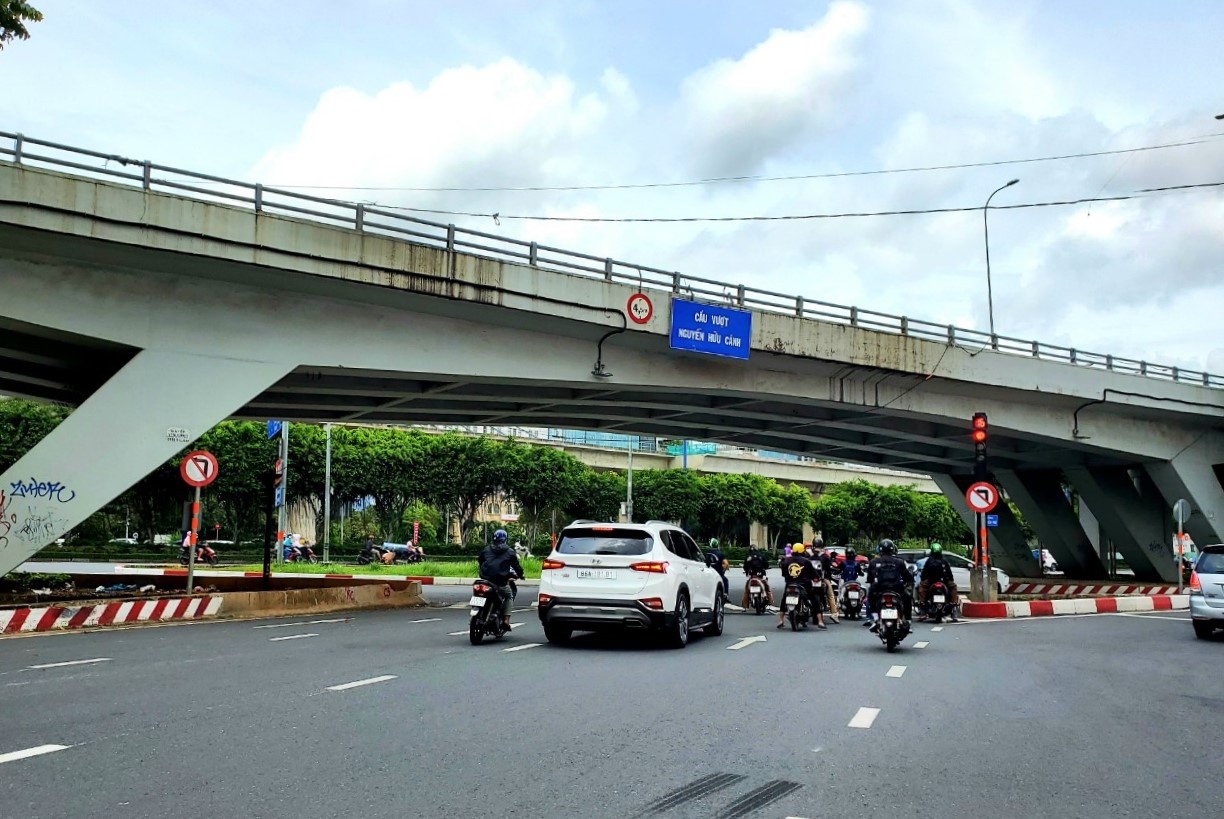Nhịp chính cầu vượt Nguyễn Hữu Cảnh bị ảnh hưởng sau sự cố 4 bó cáp dự án lực của cầu bị đứt. Ảnh: Nhật Linh.