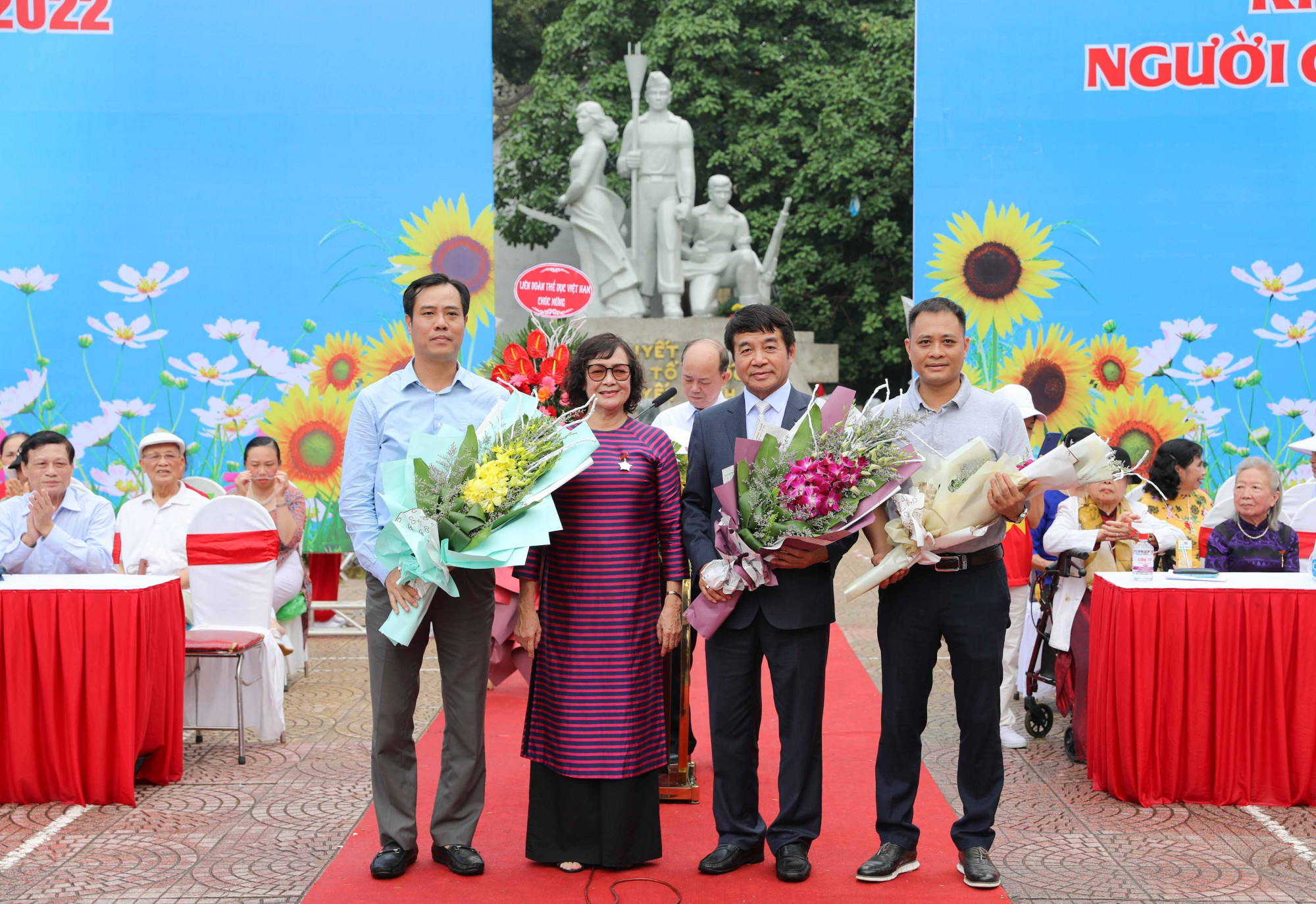 Ông Vũ Tuấn Khang (ngoài cùng bên phải) - đại diện Công ty Vinamilk nhận hoa từ ban tổ chức- Ảnh: Vinamilk