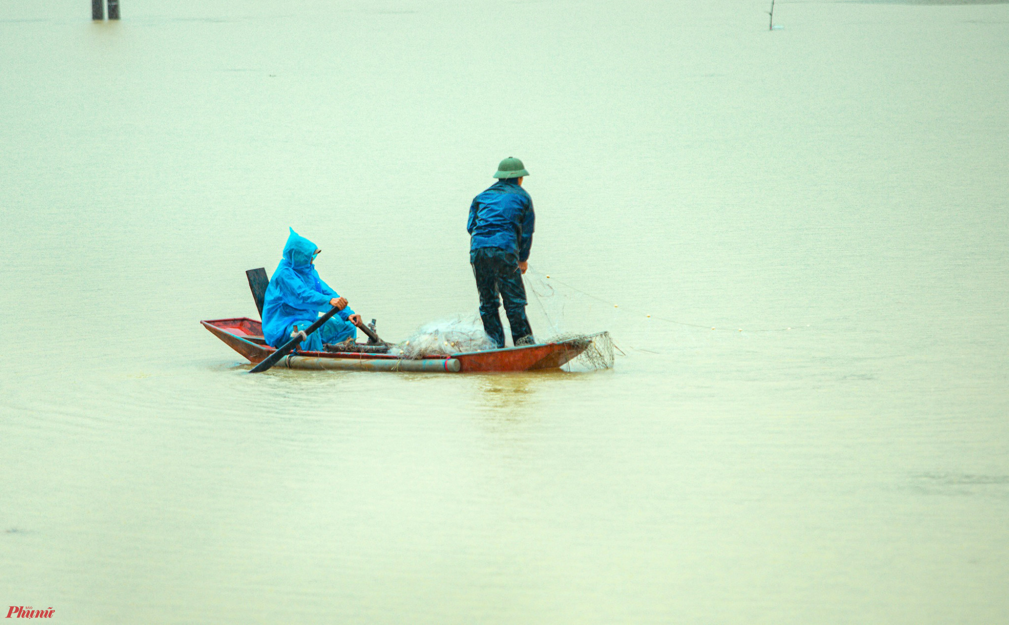 Trong 2 ngày qua, tại Nghệ An đã có 2 vụ lật thuyền đánh cá khiến 3 người bị lũ cuốn trôi. Chỉ có 1 trong số 3 người này may mắn bơi được vào bờ nên thoát nạn.