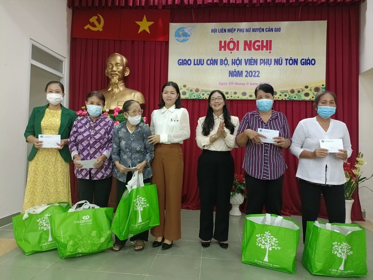 Bà Trần Thị Ngọc Hân – Chủ tịch Hội LHPN H. Cần Giờ (thứ ba từ phải sang) trao quà cho các hội viên nòng cốt 