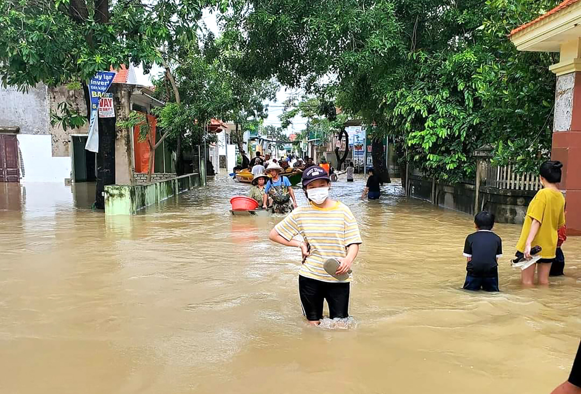 Nhiều nơi ở Nghệ An vẫn đang bị ngập sâu, chia cắt
