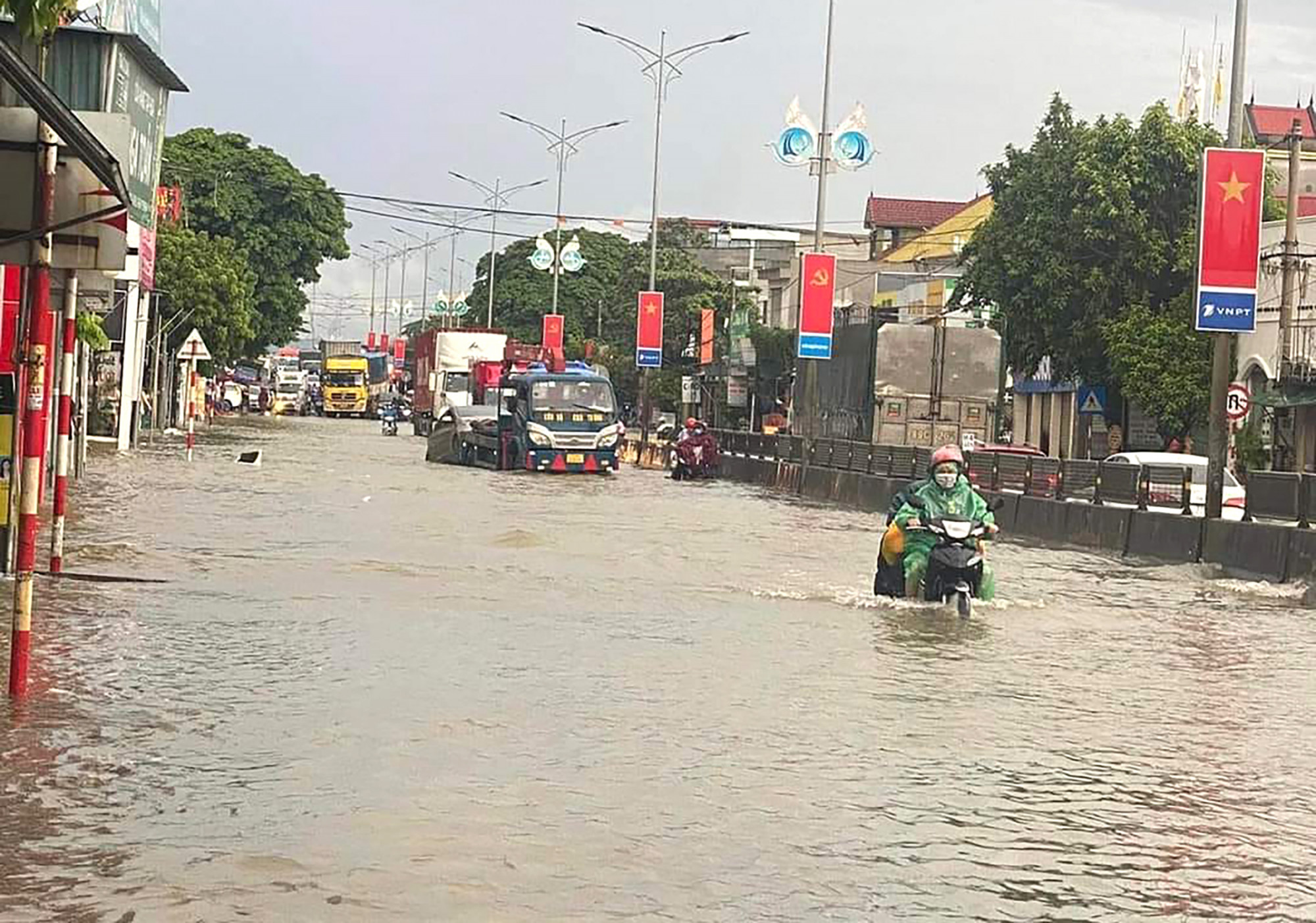 Quốc lộ 1 đoạn qua huyện Quỳnh Lưu bị ngập sâu