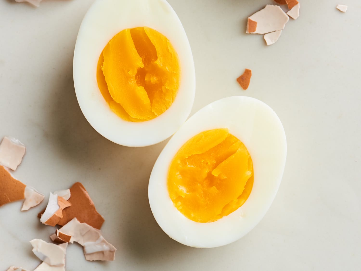 Một quả trứng luộc duy nhất cung cấp cho cơ thể bạn 7 gam protein. Bạn chỉ cần ăn một ít để có đủ lượng protein mà cơ thể cần để phục hồi. Trứng luộc rất dễ làm và dễ bảo quản, vì vậy bạn có thể dễ dàng bỏ một ít vào túi tập thể dục của mình và ăn nhẹ sau khi tập luyện. 