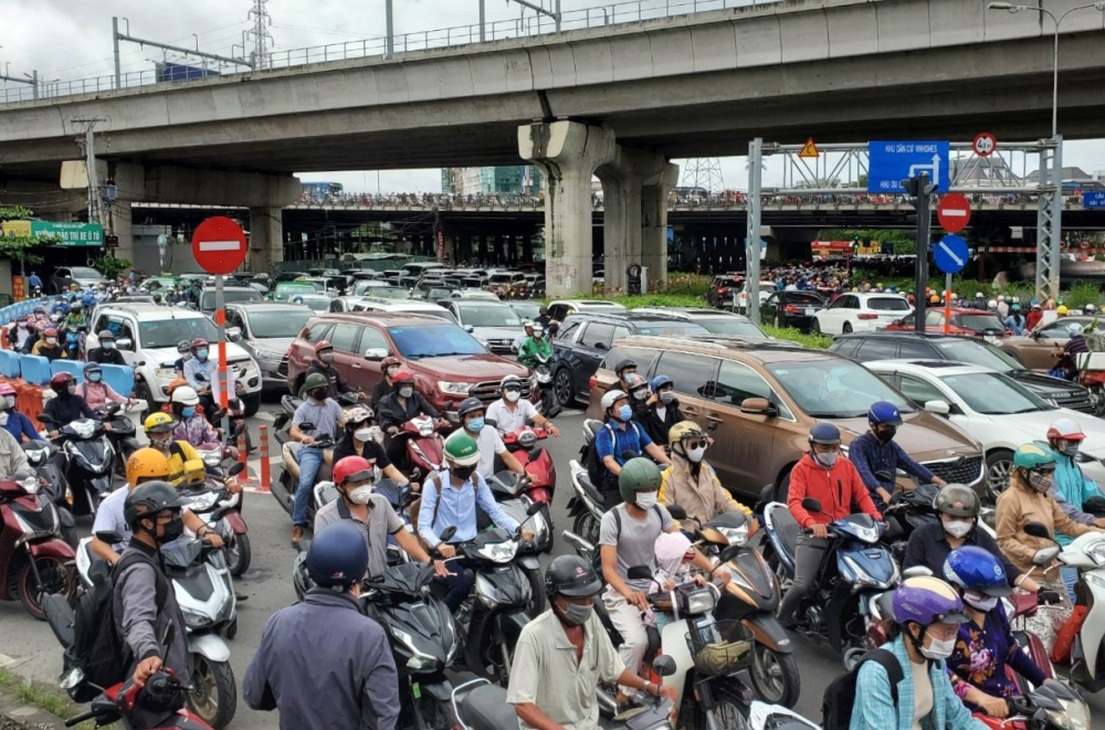 Từ 7g đến hơn 8g sáng cùng ngày, giao lộ Điện Biên Phủ - Ung Văng Khiêm - Nguyễn Hữu Cảnh ùn tắc nghiêm trọng. Phía xa trên cầu Sài Gòn cũng có hàng chục ngàn xe nối đuôi nhau nhích từng chút một.