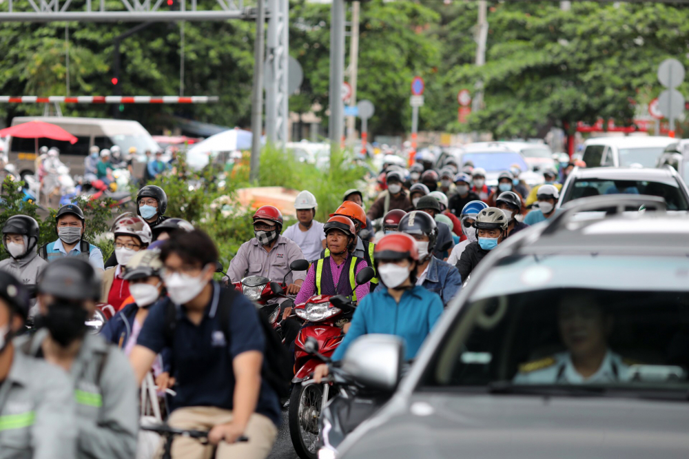 Dòng người chật cứng từ đường Ung Văn Khiêm chờ đợi lưu thông qua đường Nguyễn Hữu Cảnh. Nhiều tài xế ô tô mất từ 30 phút đến 1 giờ để thoát khỏi ùn tắc.