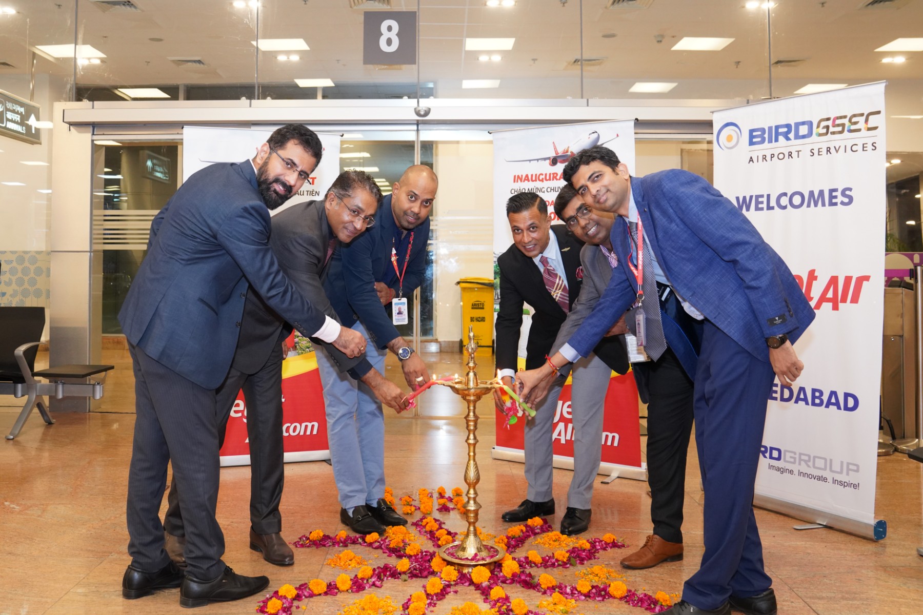 Đại diện sân bay Ahmedabad và Vietjet thực hiện nghi thức truyền thống Ấn Độ trước chuyến bay đầu tiên kết nối Ahmedabad với Hà Nội, TPHCM - Ảnh: Vietjet