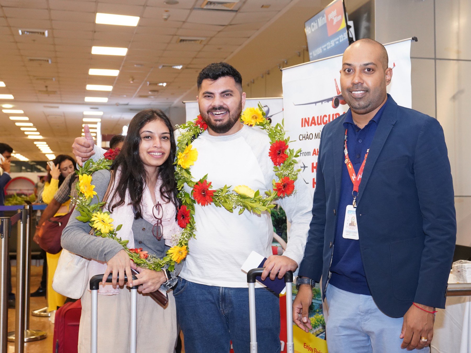 Đại diện Vietjet tặng hoa và chào đón hành khách trên chuyến bay đầu tiên từ Ahmedabad đến TP.HCM - Ảnh: Vietjet